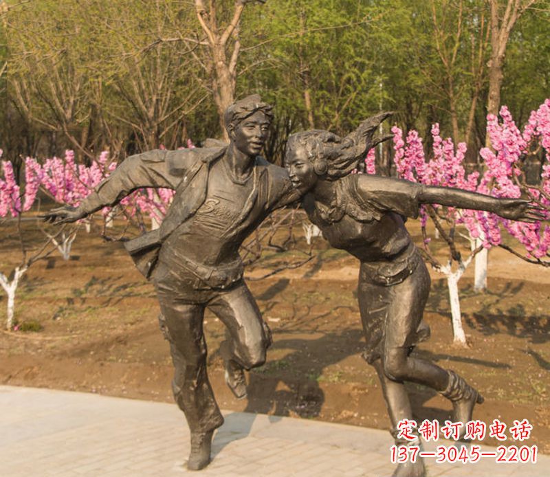 安阳游玩的情侣铜雕