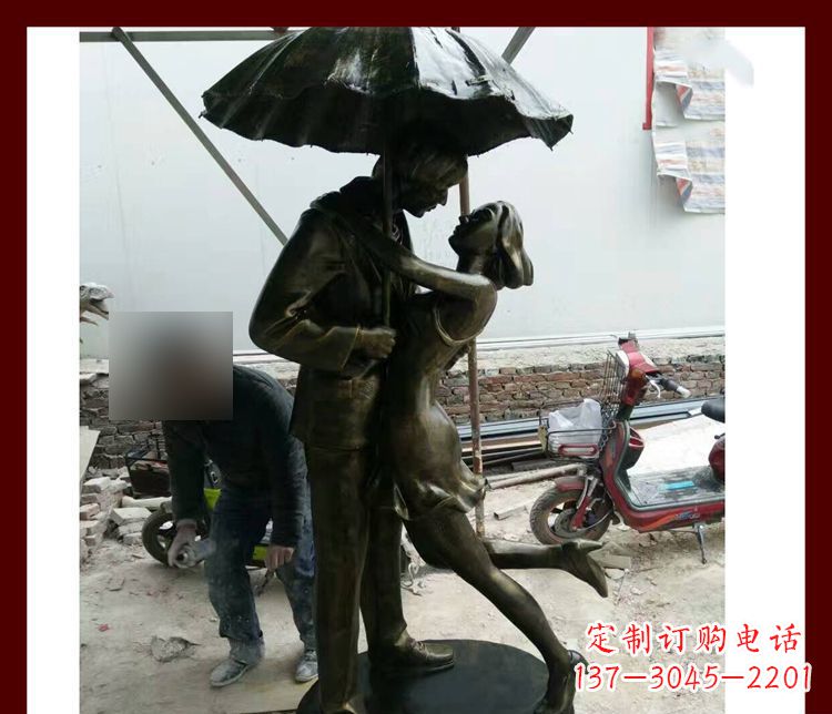 安阳雨伞下拥抱的情侣铜雕