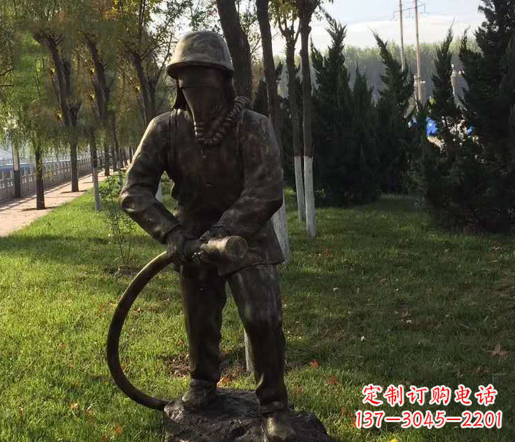 安阳公园灭火的消防员铜雕