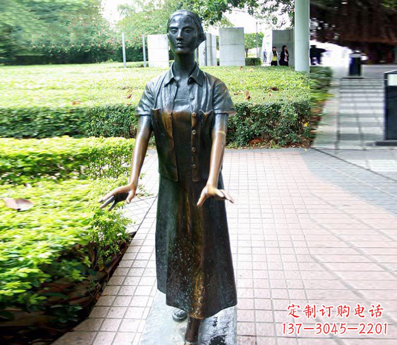 安阳走路的盲人女孩铜雕