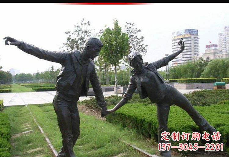 安阳走铁轨的情侣铜雕
