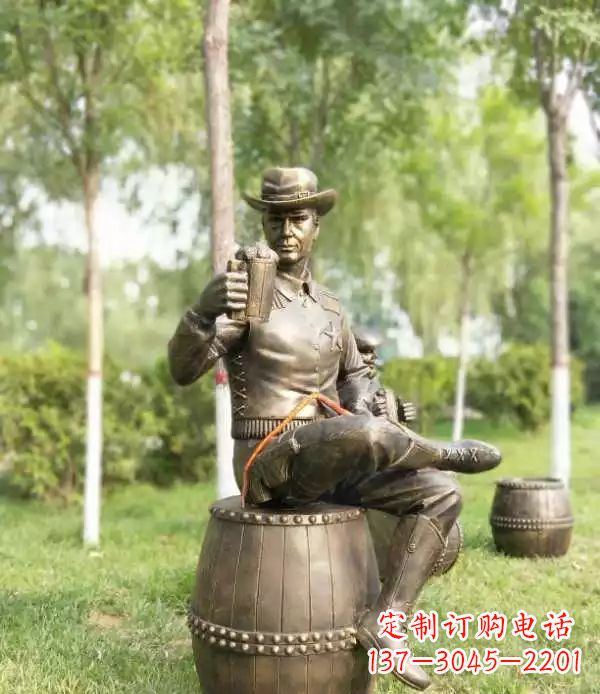 安阳坐酒桶喝啤酒的牛仔铜雕