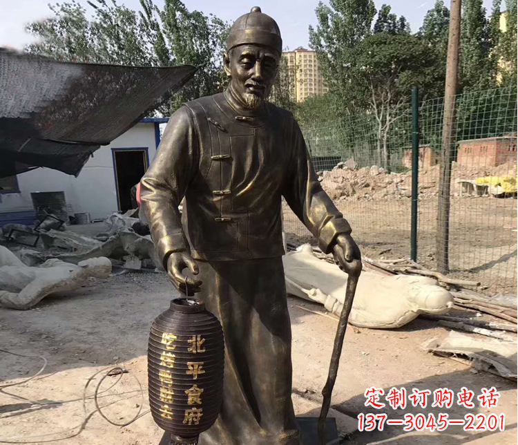 安阳提灯笼的老人铜雕