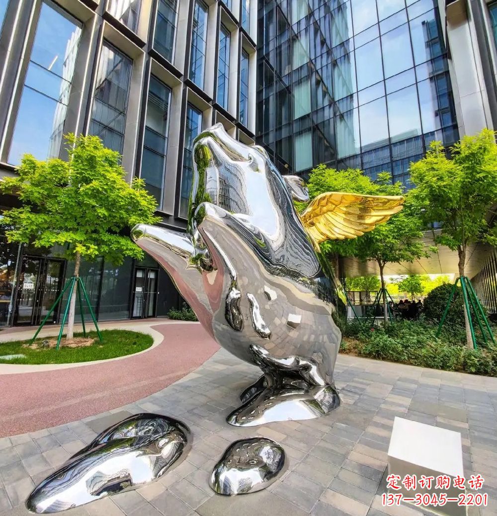 安阳猪雕塑-酒店门口一只带翅膀不锈钢镜面猪雕塑